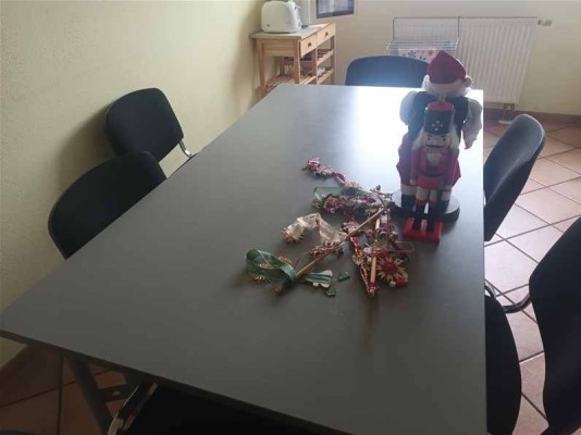 Bild Arbeitstisch + Stapelstühle